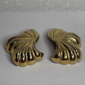 Vintage Elegant Gold Tone Fan Shell Design Clip On Earrings